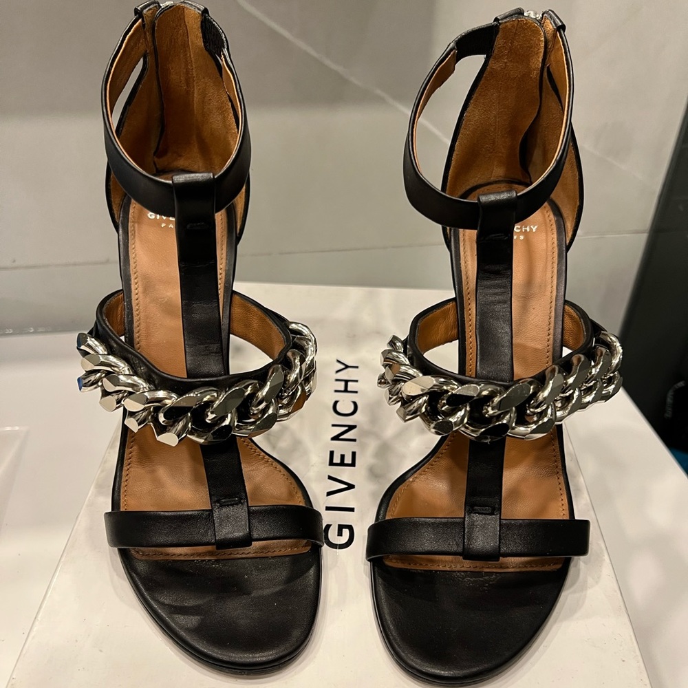 Givenchy chain T sandal. Size 37.